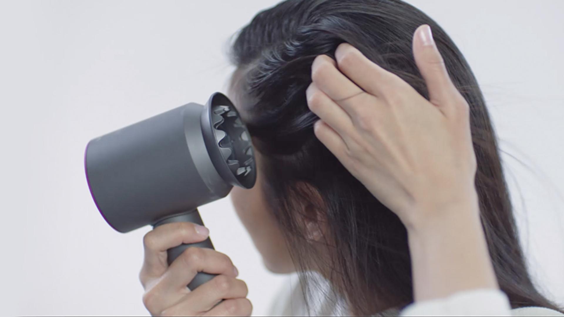 Video about how to use the Dyson Supersonic™ hair dryer Gentle air attachment 