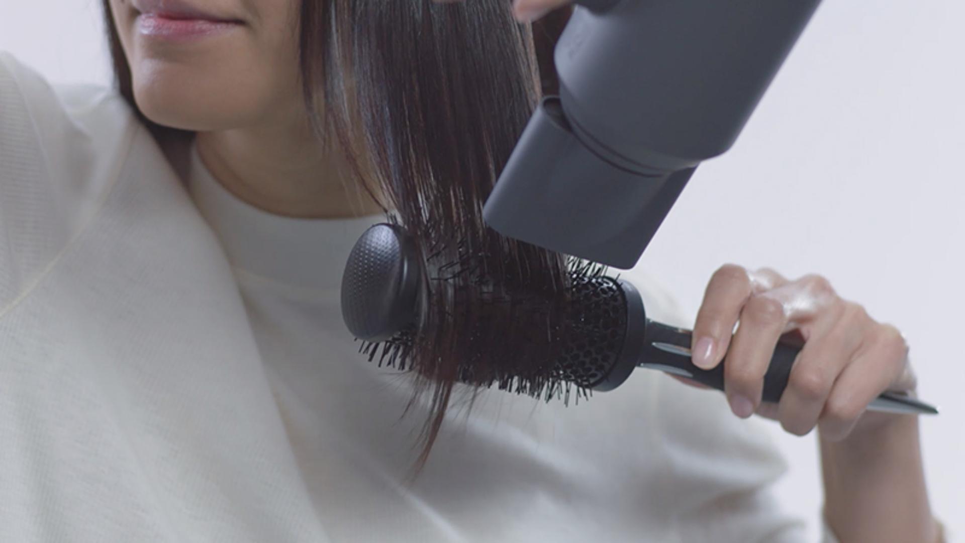 Video about how to use the Dyson Supersonic™ hair dryer Smoothing nozzle 