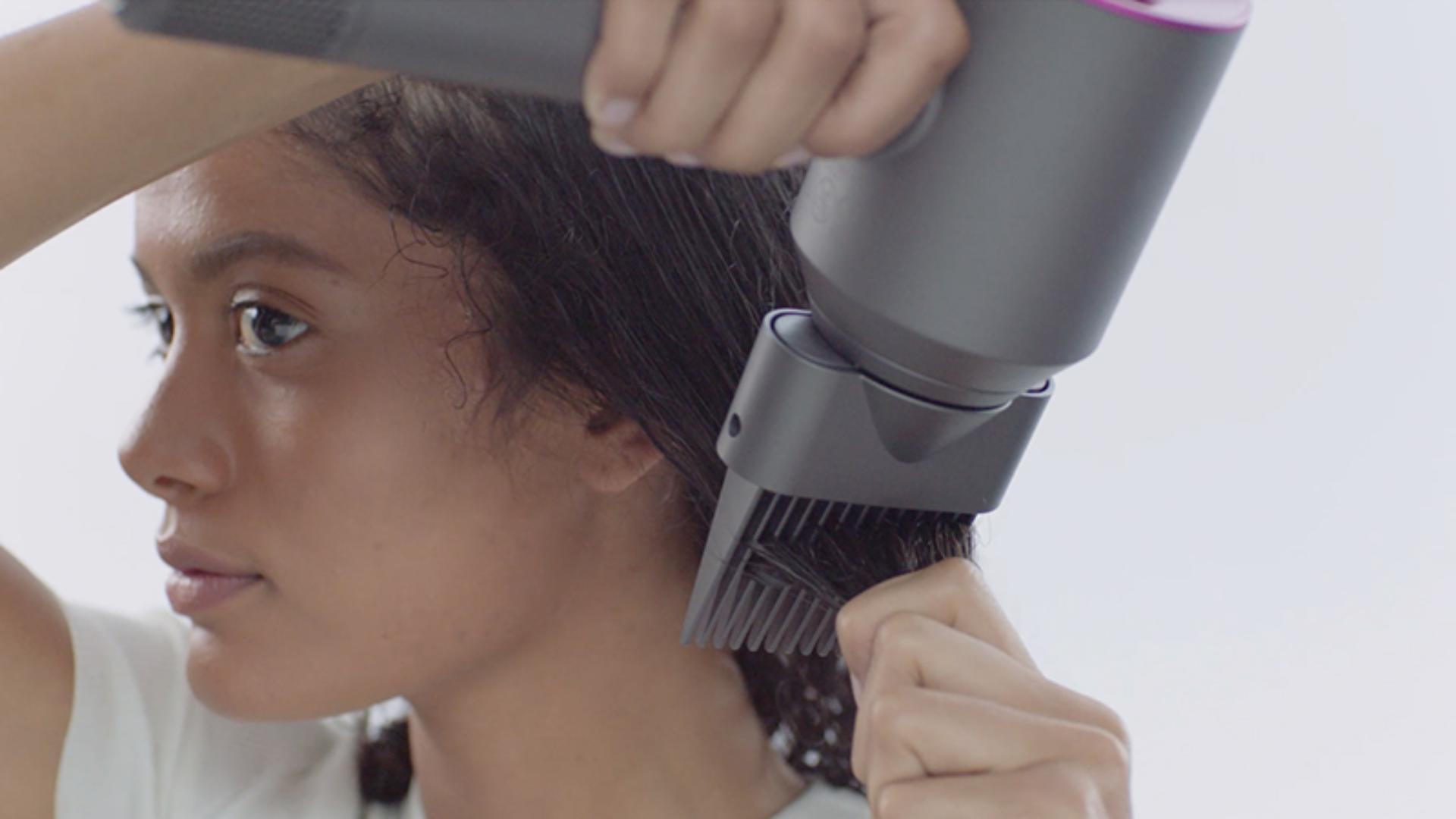 Video about how to use the Dyson Supersonic™ hair dryer Wide-tooth comb attachment 