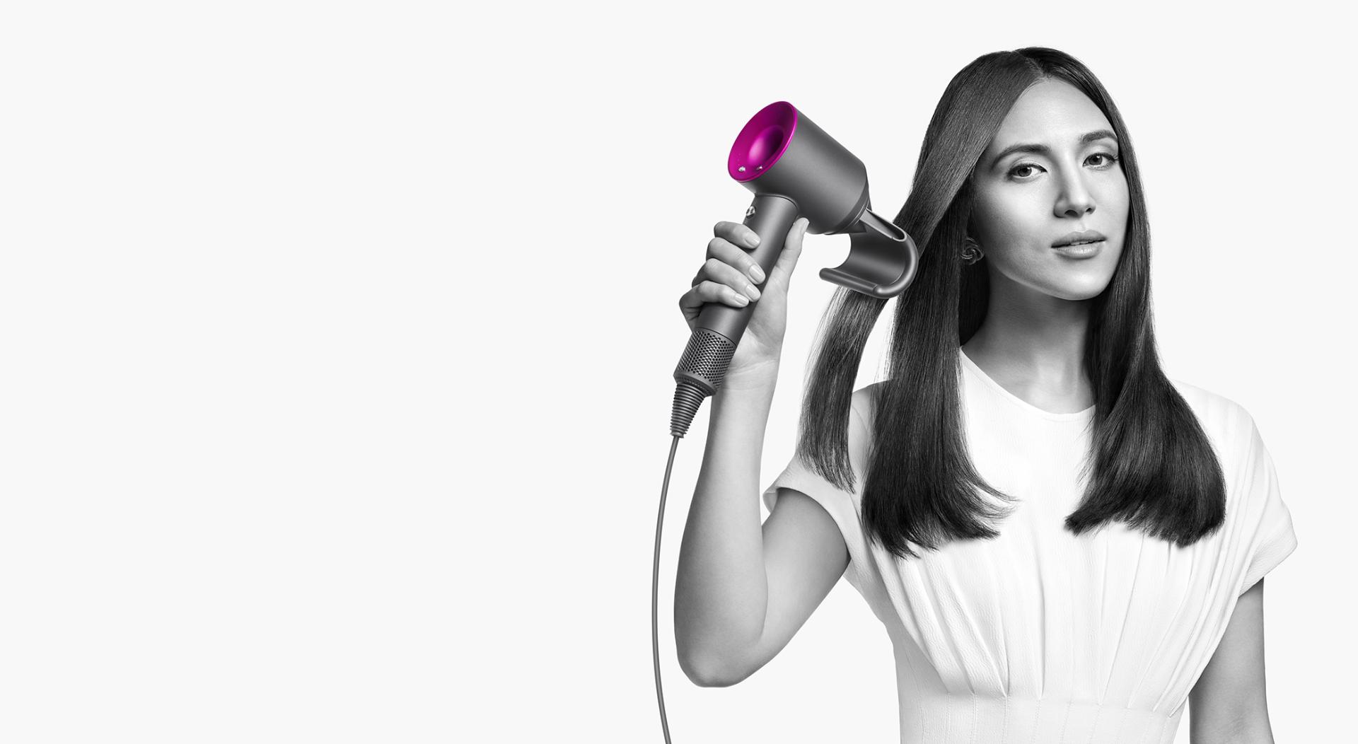 Model using a Dyson Supersonic with the new Flyaway attachment