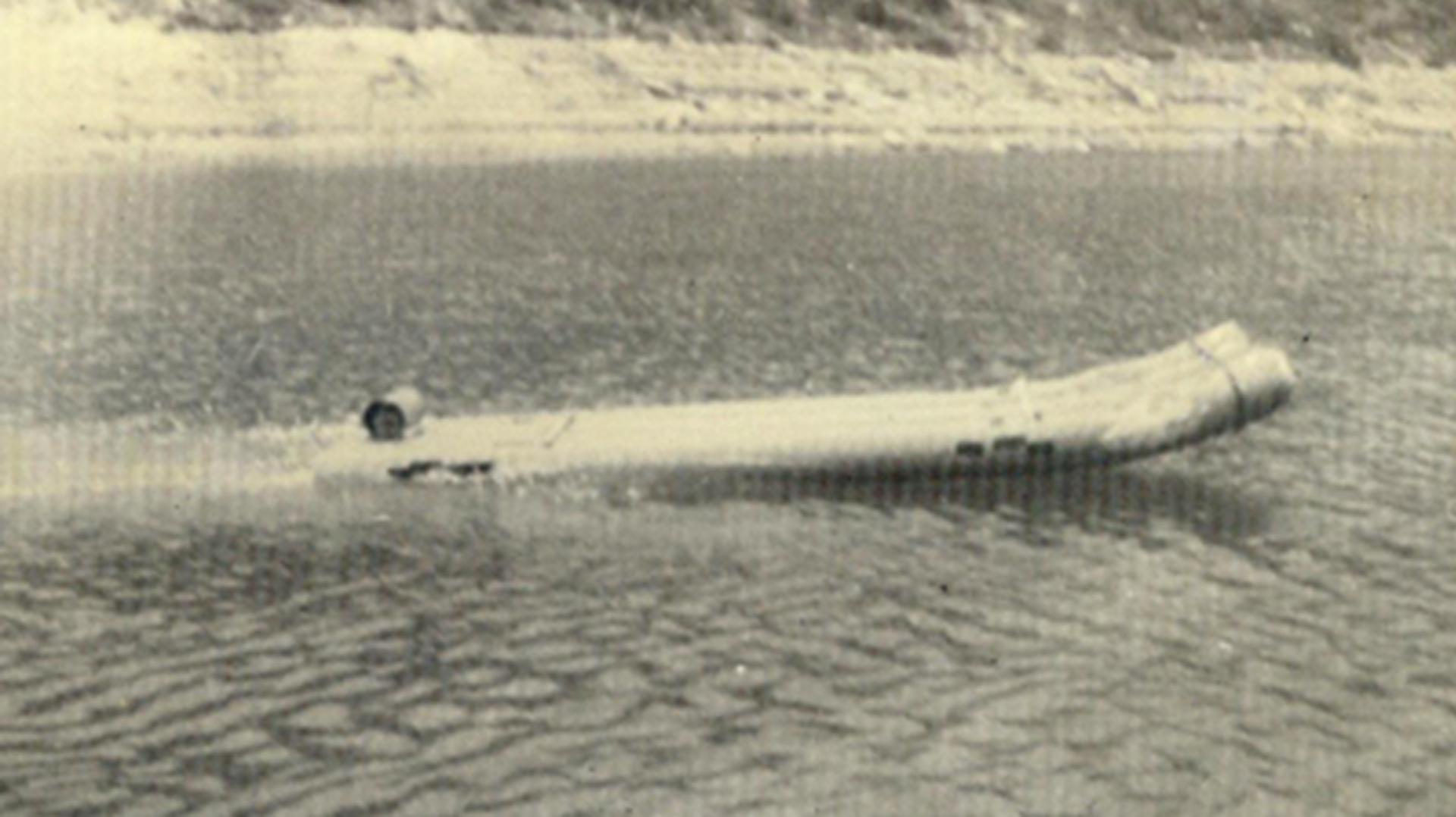 A scale model of the Tube Boat being tested in a reservoir near the Basses Alpes
